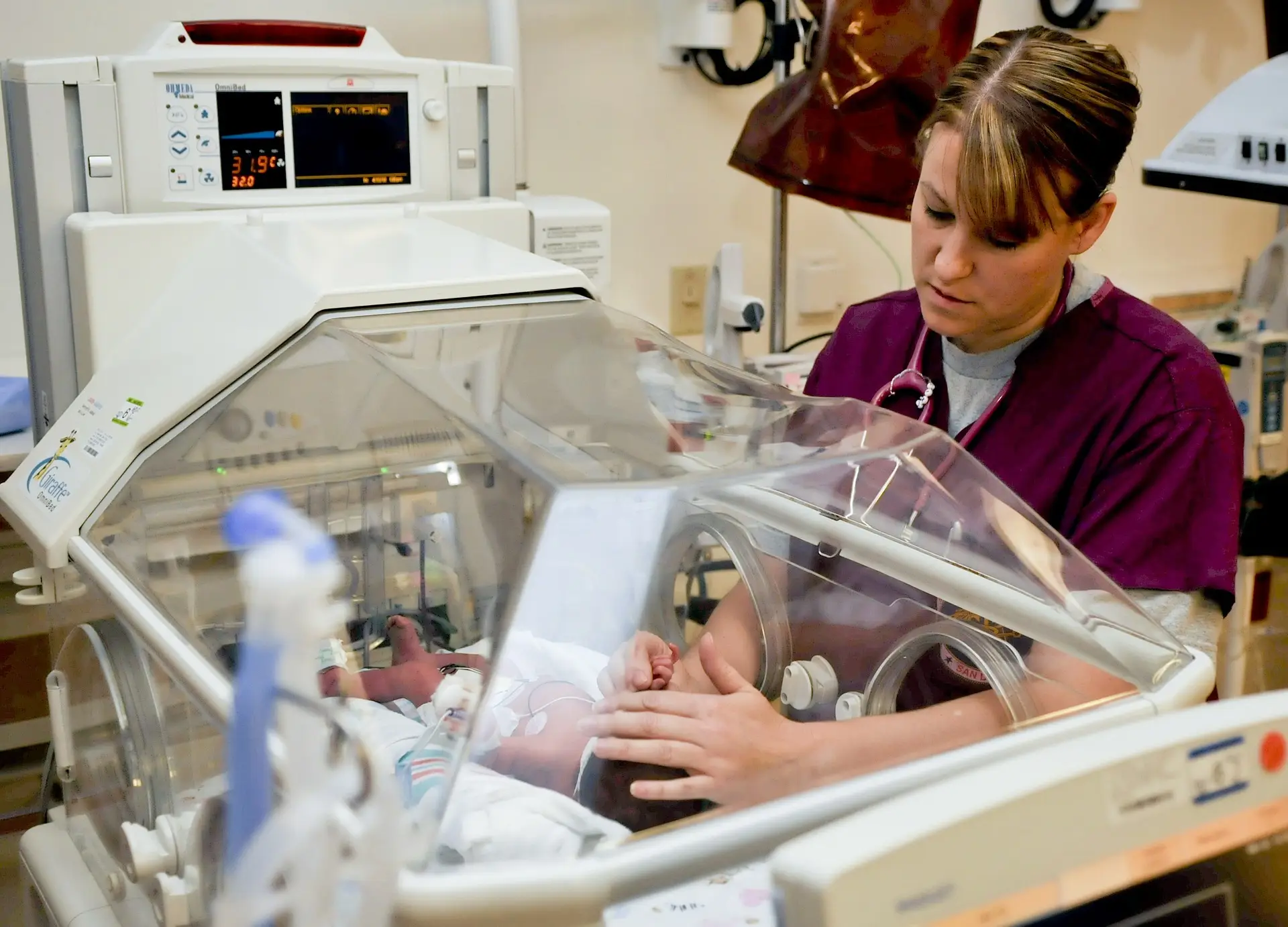 인큐베이터-안에-있는-아기를-살펴보고-있는-간호사