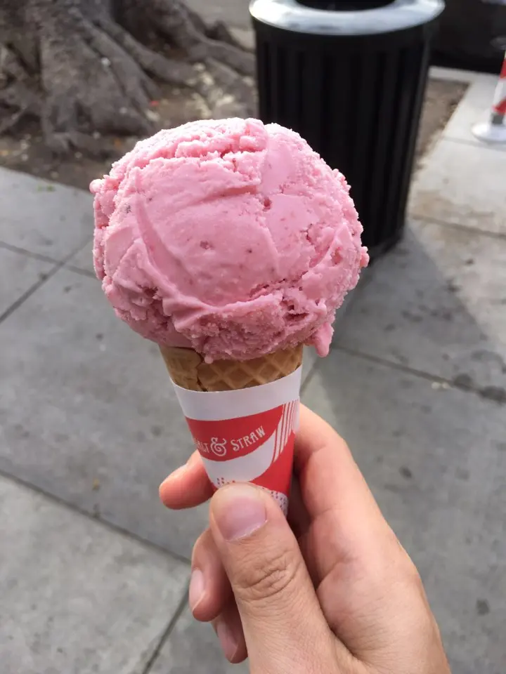 라치몬트 거리(Larchmont Village) Salt &amp; Straw Strawberry Ice cream