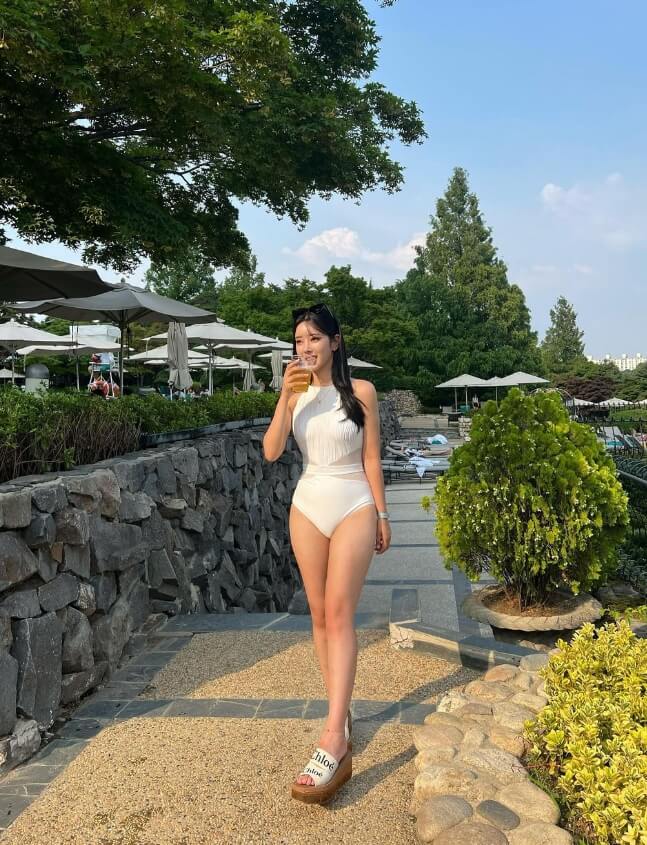 야외에서-수영복을입고있는-여성의모습
