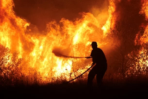 기온 상승으로 인해 최근 지구 곳곳에서 대형 산불이 발생하고 있다