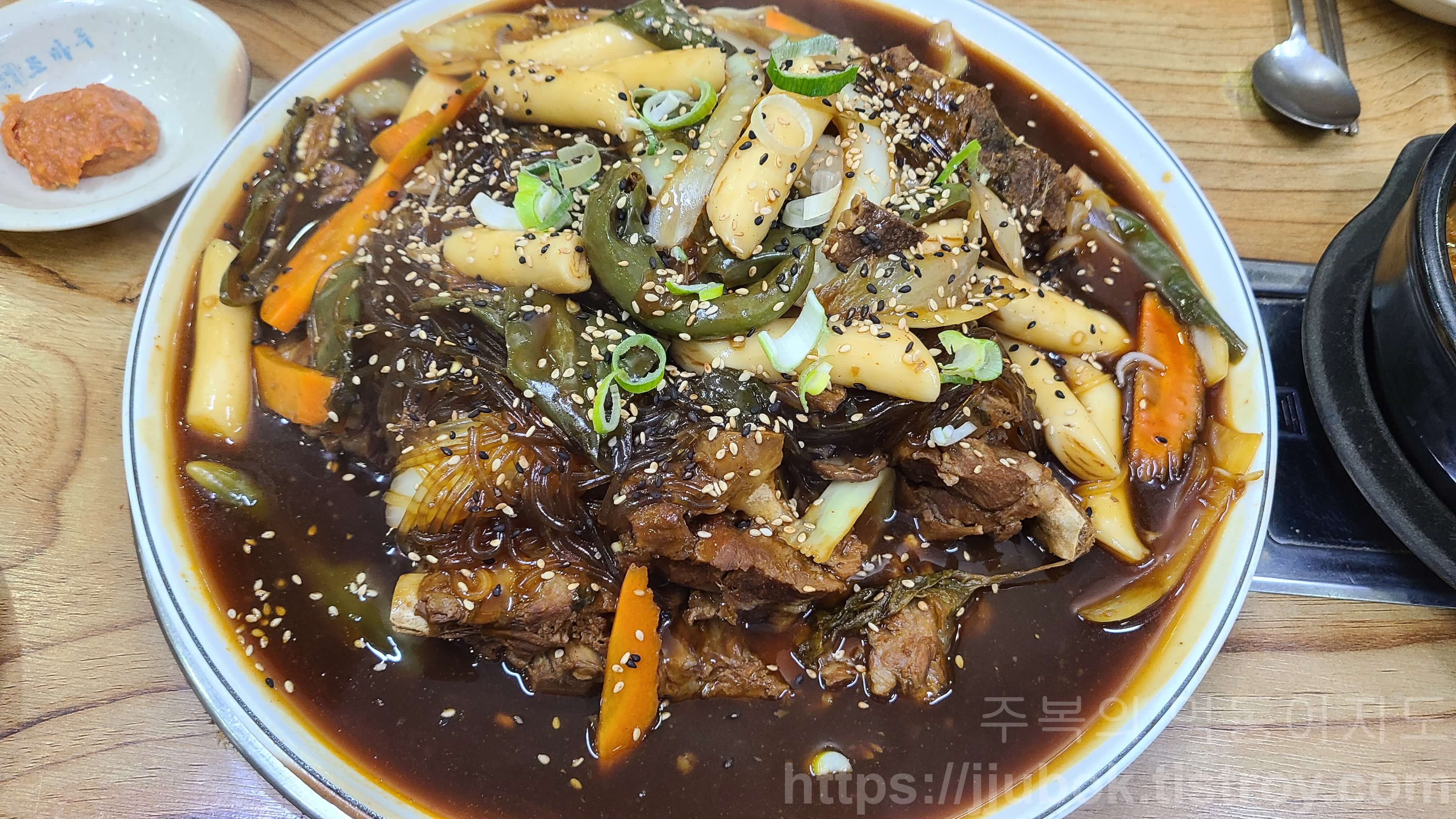 조마루-감자탕-간장-뼈찜-비주얼