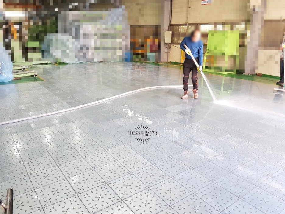  공장 내 에폭시바닥 철거 후 스틸타일 시공완료(물류센터 바닥/창고바닥 보수/철판 바닥)