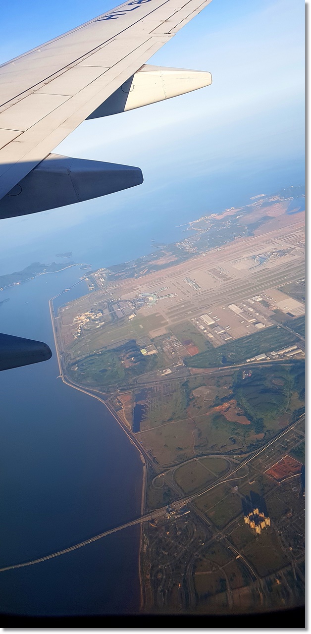 비행기 날개 아래로 보이는 인천공항과 인천대교 모습