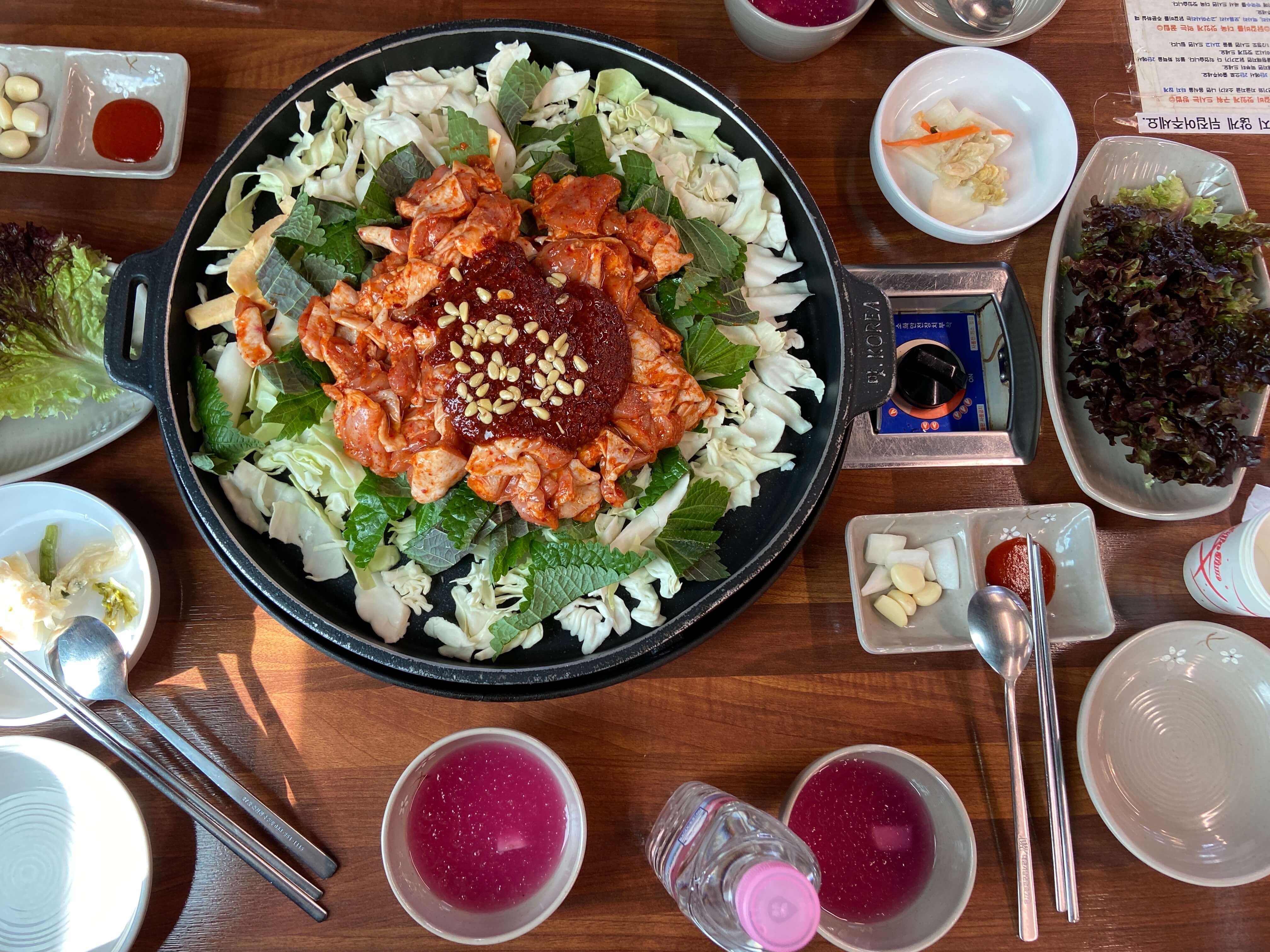 닭갈비-위에서-정면으로-찍은사진