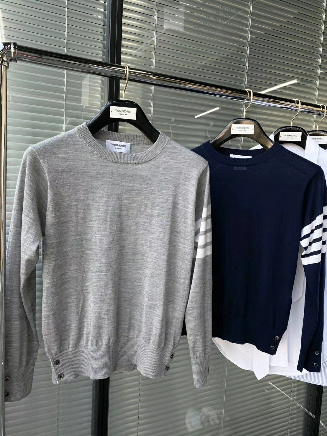  [THOM BROWNE] 톰브라운 사선완장 니트 스웨터 MKA002A00014481 (2 COLOR)