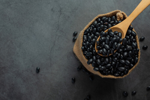 wooden-spoon-take-black-beans