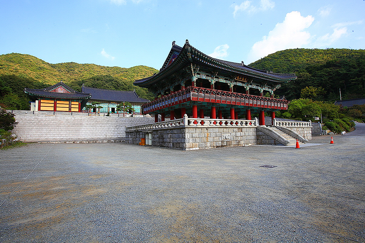 천안 태조산왕건길과 청동대좌불