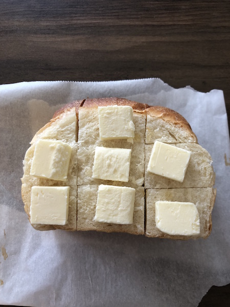 빵 위에 버터가 올라간 모습