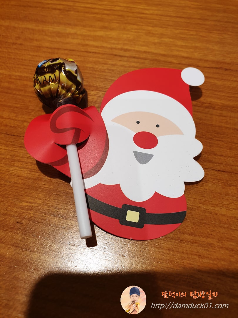 산타 할아버지가 사탕을 주네요.