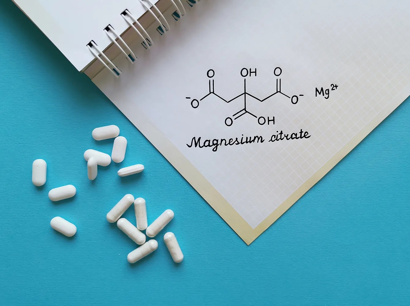 흰색 알약이있는 구연산 마그네슘 분자의 구조 화학식