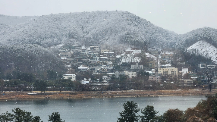 눈 내리는 날&#44; 스타벅스 더북한강R점 테라스에서 바라본 전망