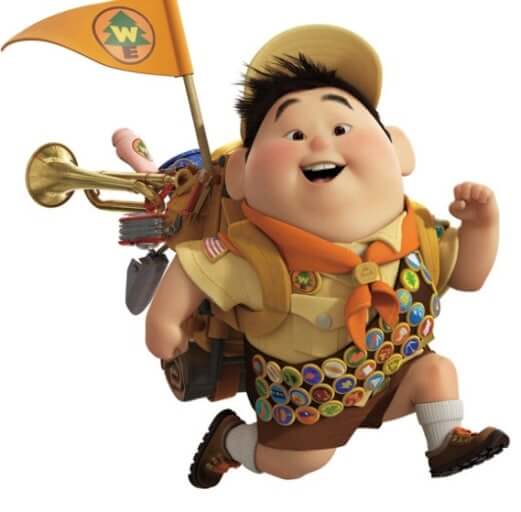 영화 '업(Up)'의 캐릭터 러셀. 배지로 가득 찬 스카우트 복장을 입고, 커다란 배낭과 깃발을 메고 활기차게 달리고 있는 모습.