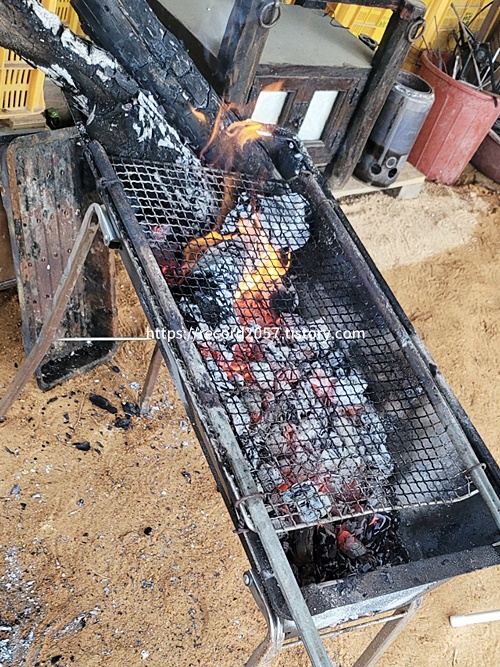 숯불 쉽게 피우는 방법( 번개탄 사용한 사진)