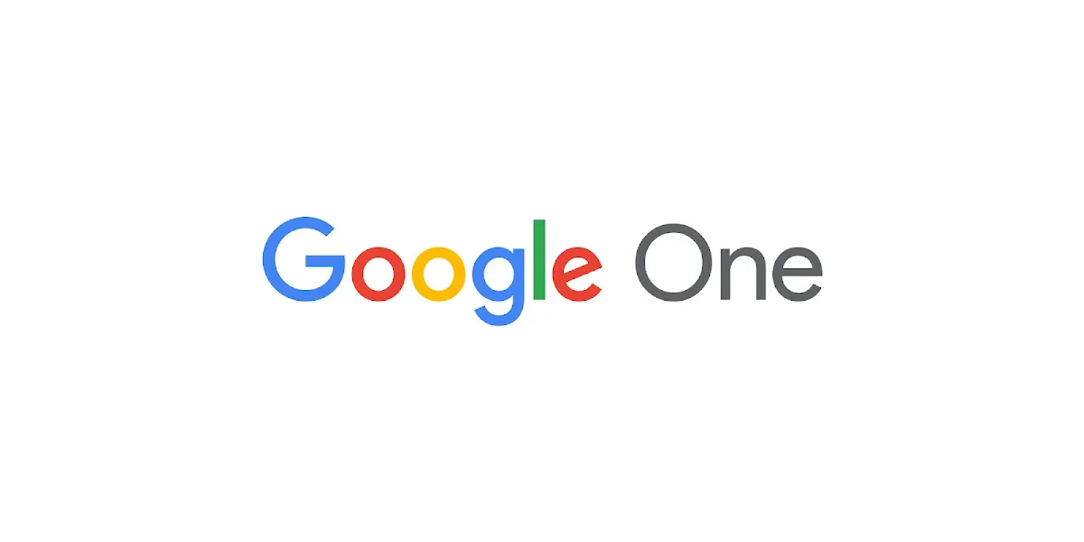 구글 원(Google One)의 로고다. 구글의 특징적인 색상(파랑, 빨강, 노랑, 초록)으로 &quot;Google&quot;이 표시되어 있고, 그 옆에 회색으로 &quot;One&quot;이라고 적혀 있다. 구글 원은 구글 드라이브의 유료 스토리지 서비스를 제공하는 플랫폼이다.