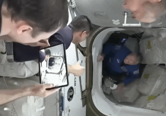 국제 우주 정거장 도착 새로운 4명의 승무원들이 축하! VIDEO: New crew celebrates as they arrive at International Space Station