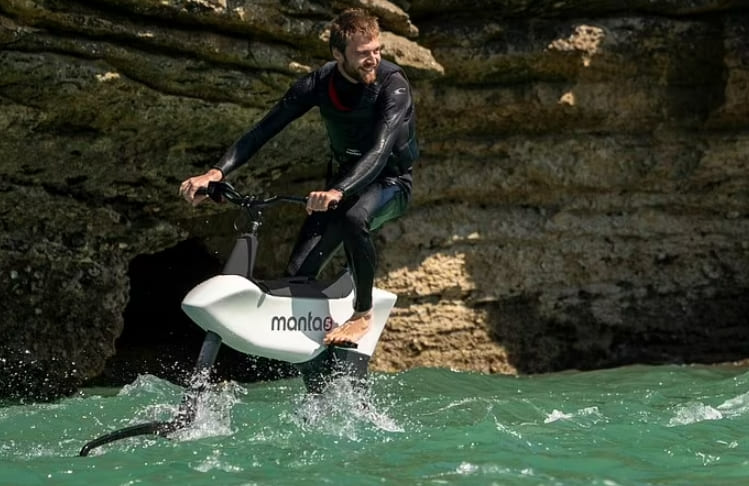 물 위를 달릴 수 있는 자전거 VIDEO: The e-bike you can ride on water: Incredible Hydrofoiler SL3