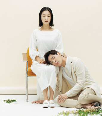 텐트 밖은 유럽 장면