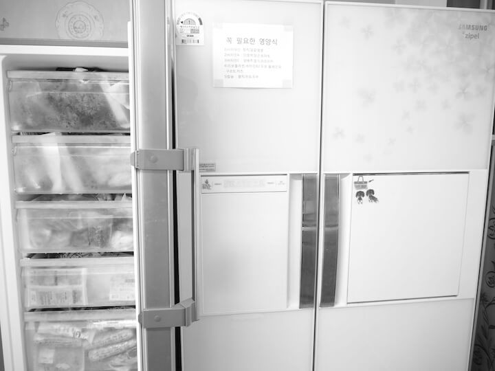 왼쪽의-냉장고는-열려-있고-오른쪽의-냉장고는-닫혀-있는-모습
