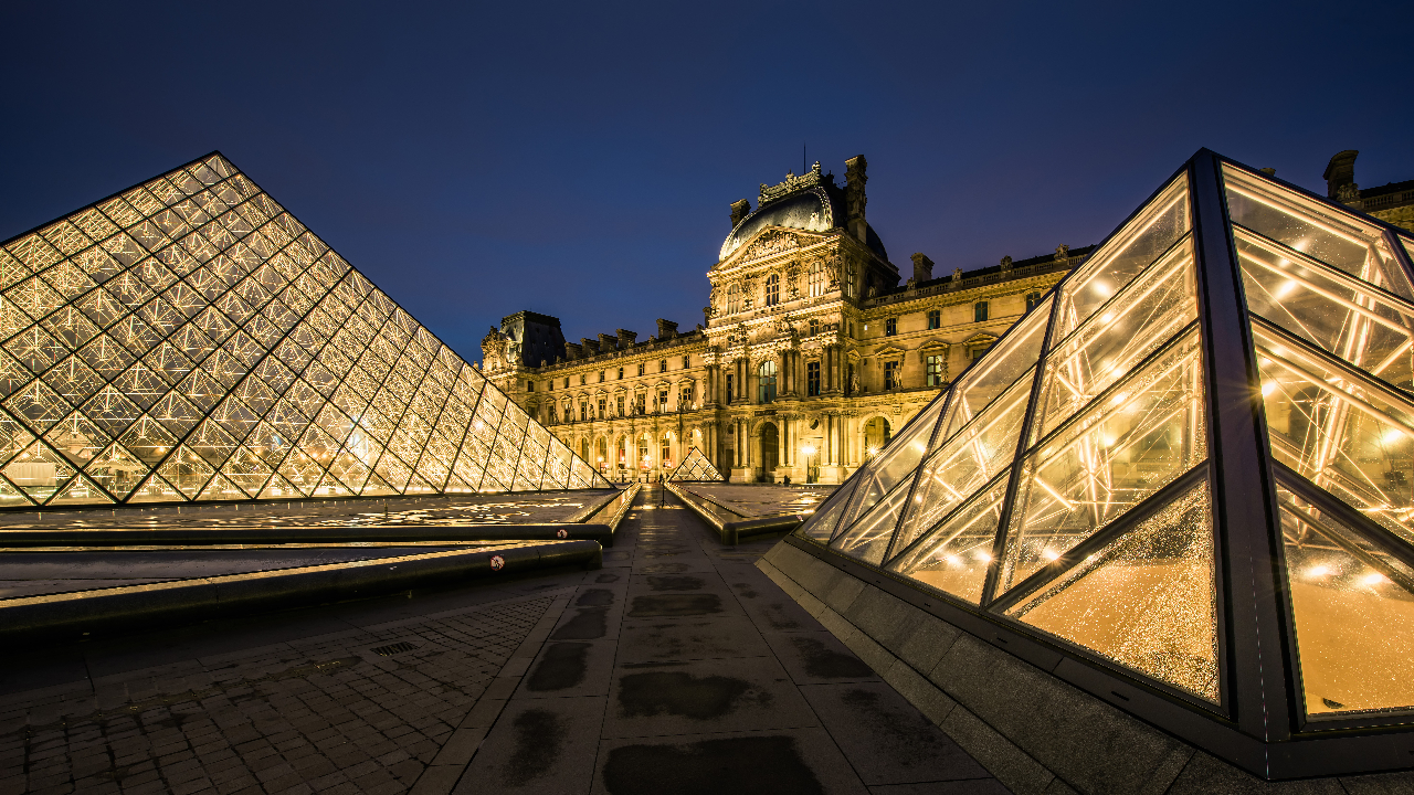 프랑스 파리 루브르 박물관의 트레이드마크인 유리 피라미드