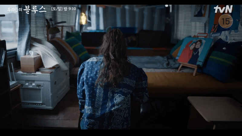 영희가 그린 무수한 그림들 앞에서 털썩 주저앉아 통곡하는 영옥 스틸컷