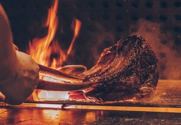 고기를-불에-태우는-있는-모습