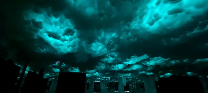 초록빛으로 변한 구름의 모습