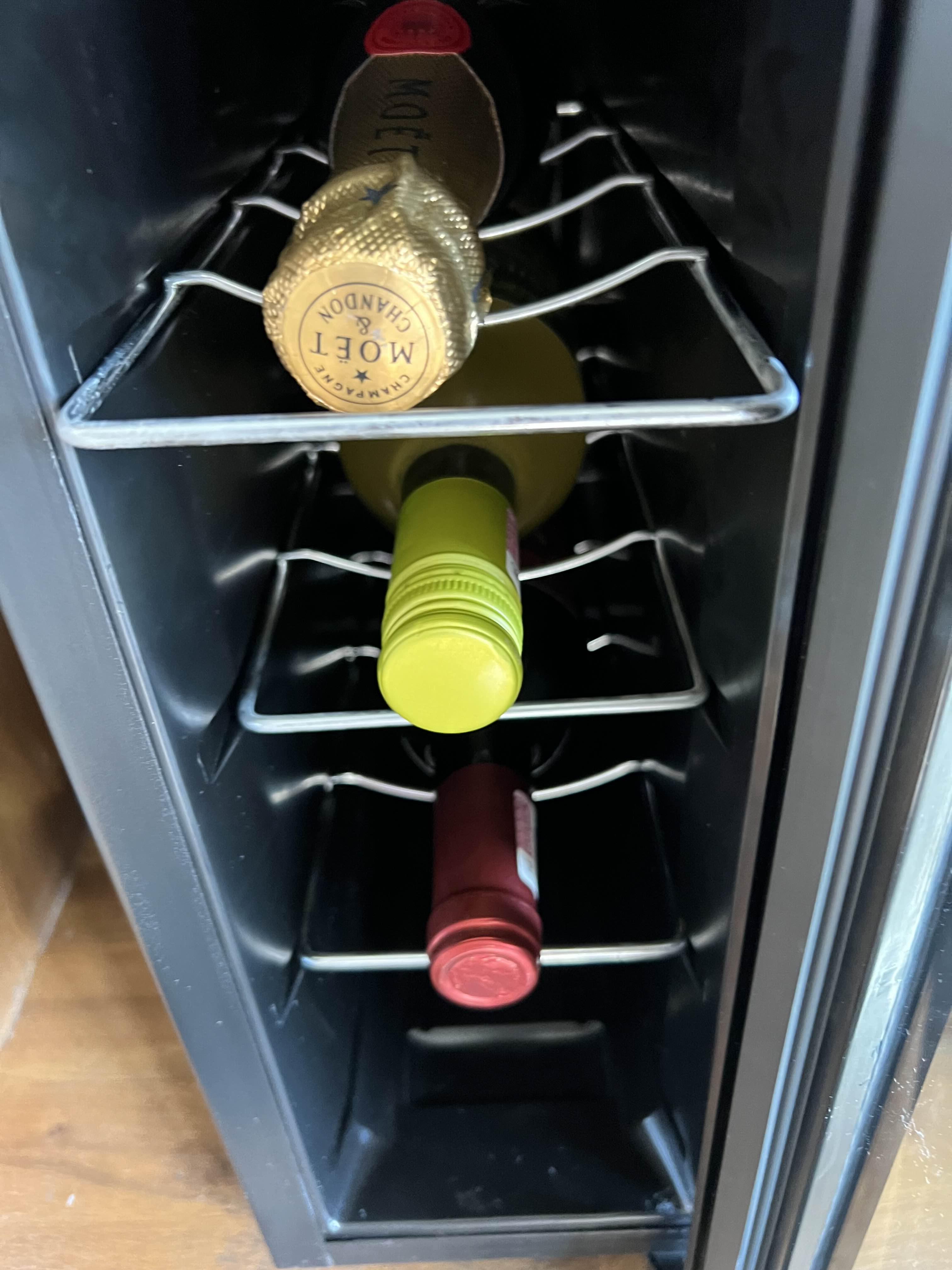 와인 냉장고 안에 담긴 와인들