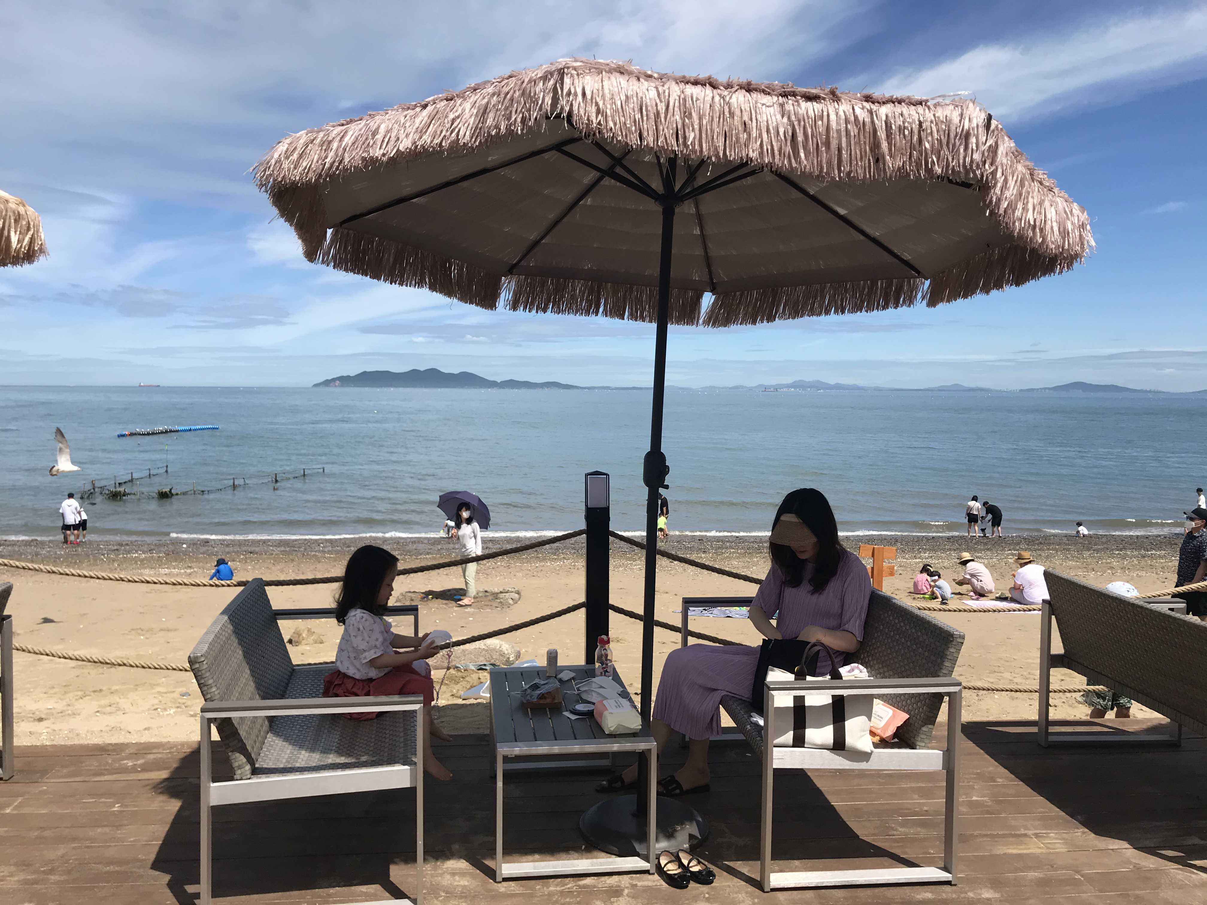 인천 영흥도 카페 하이바다 전용 해변 좌석 모습