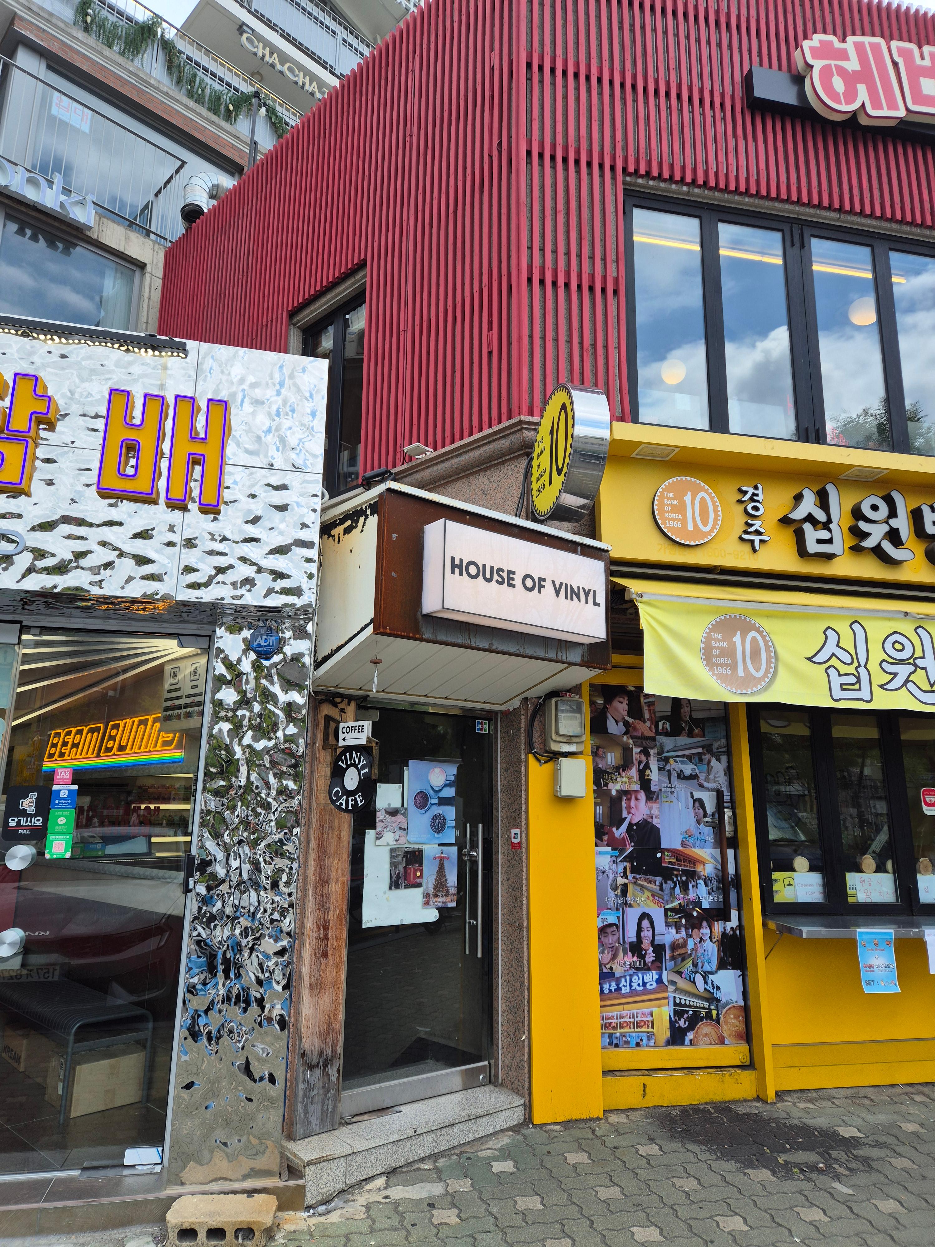 홍대 십원빵 옆 카페