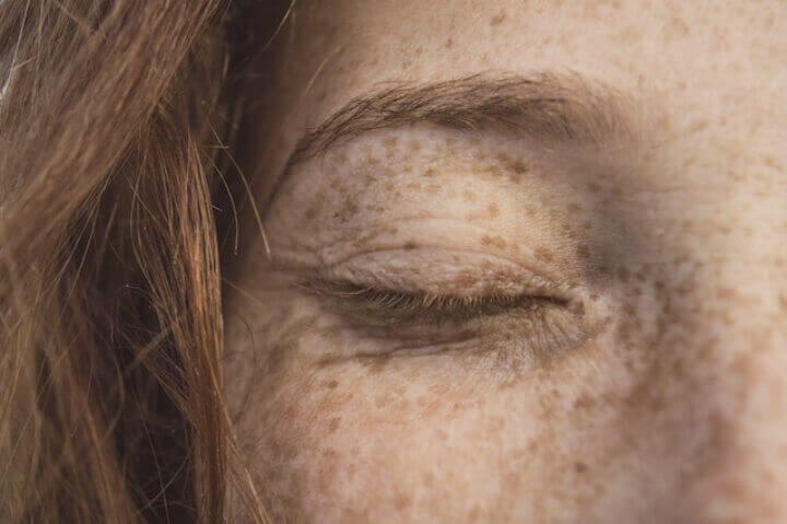 눈을 감고 있는 여성의 피부