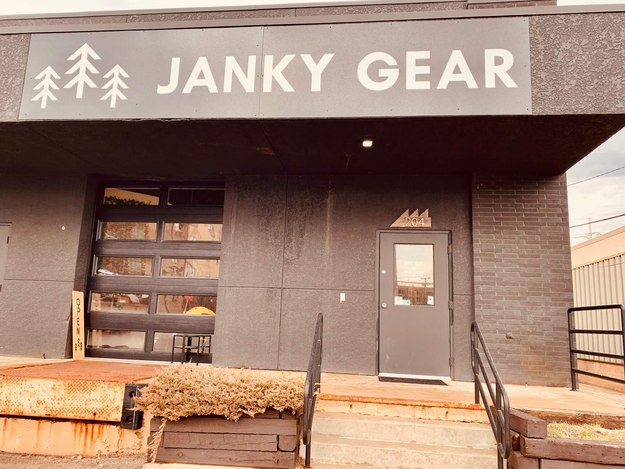 Janky grear-간판과-입구-문