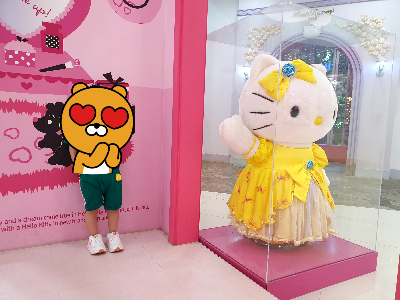노란색 드레스 입은 키티와 사진 찍기