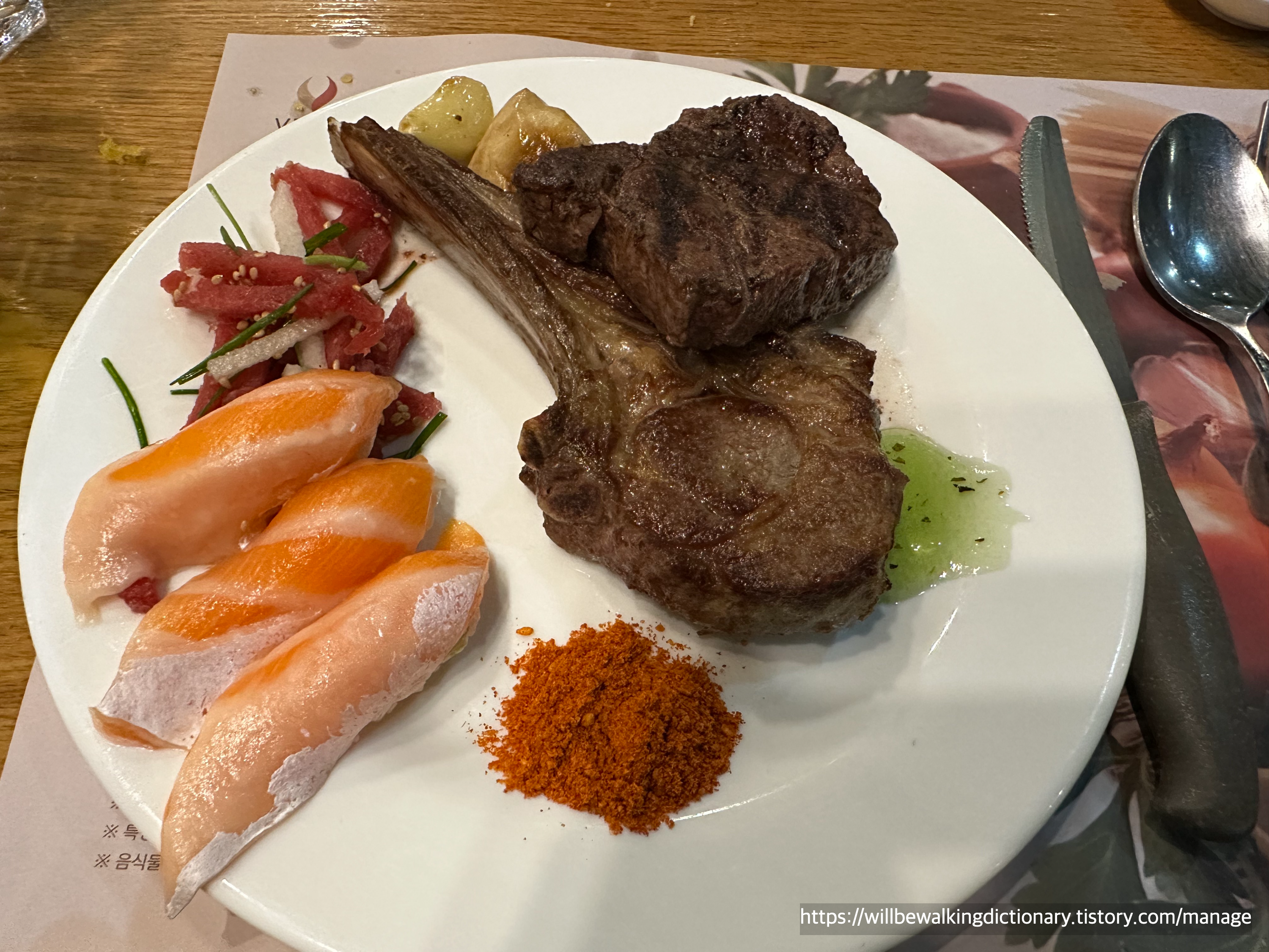 양갈비 & 살치살 스테이크 담은 접시