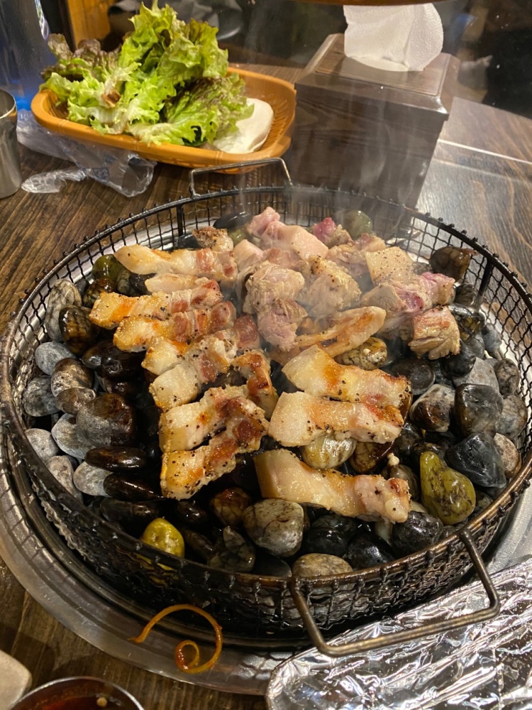 투데이 맛있는 메뉴 자갈 돌판 위에 구워 먹는 생 가브리살 오겹살 목살 삼겹살 구이 맛있는 고깃집 추천 부산 덕천동 맛집