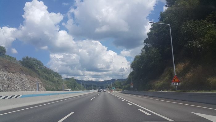 파란하늘-고속도로-흰구름
