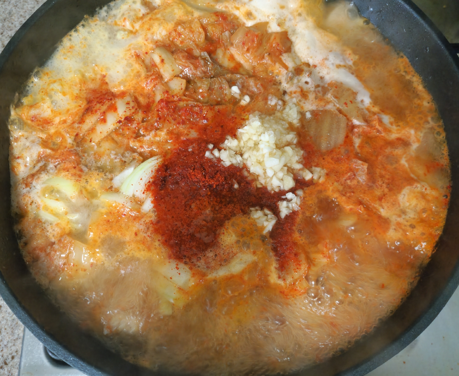 첫번째-재료들을-모두-넣고-끓이는-모습