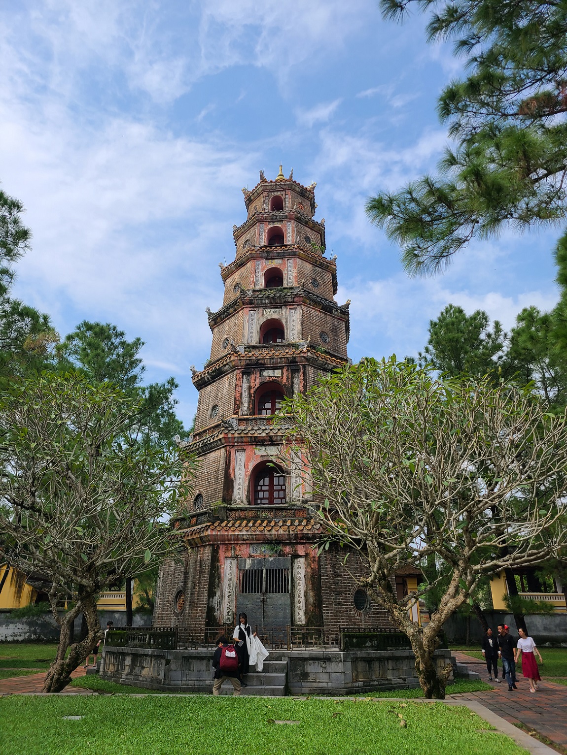 티엔무 사원 입구에 세워진 거대한 석탑. 7층이고&#44; 유리창이 나 있다.