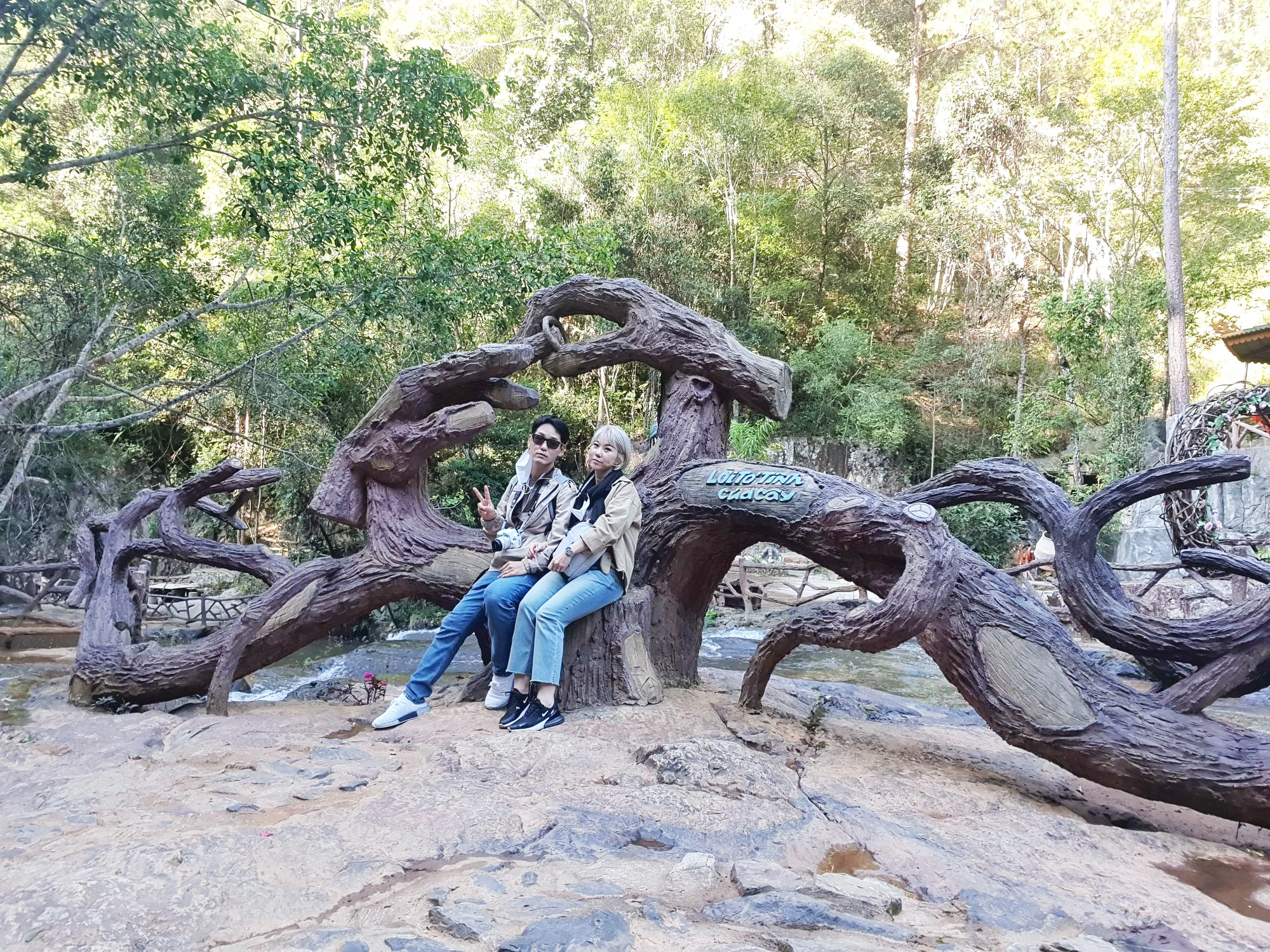 나무덩쿨로 장식된 사진스팟에서 여자와남자