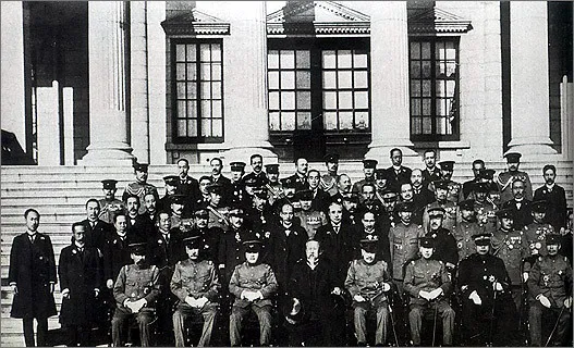 1910년 쵤영한 한일합병 기념사진. 한일합병조약 전권위임장을 순종의 친필로 위조하여 서명한 후, 덕수궁 석조전 앞에서 자리를 함께 한 대한제국 황족과 주요 고위 관료들, 그리고 병합을 주도한 조선통감부 고위 관리들의 모습