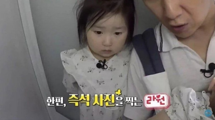  즉석 사진 찍는 딸래미의 이중생활