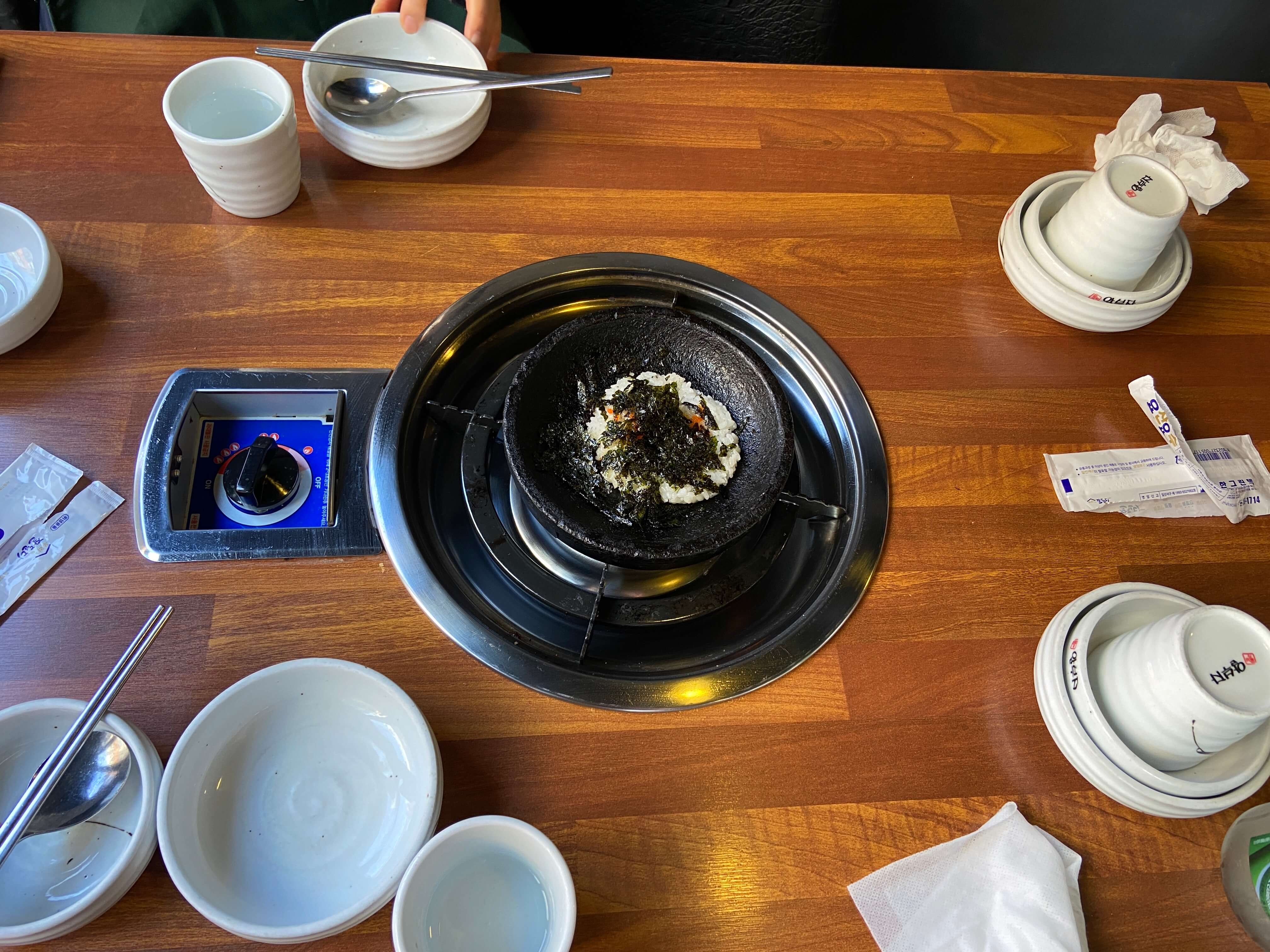 세팅된-테이블을-위에서-찍은사진-가운데-알밥-놓여있음