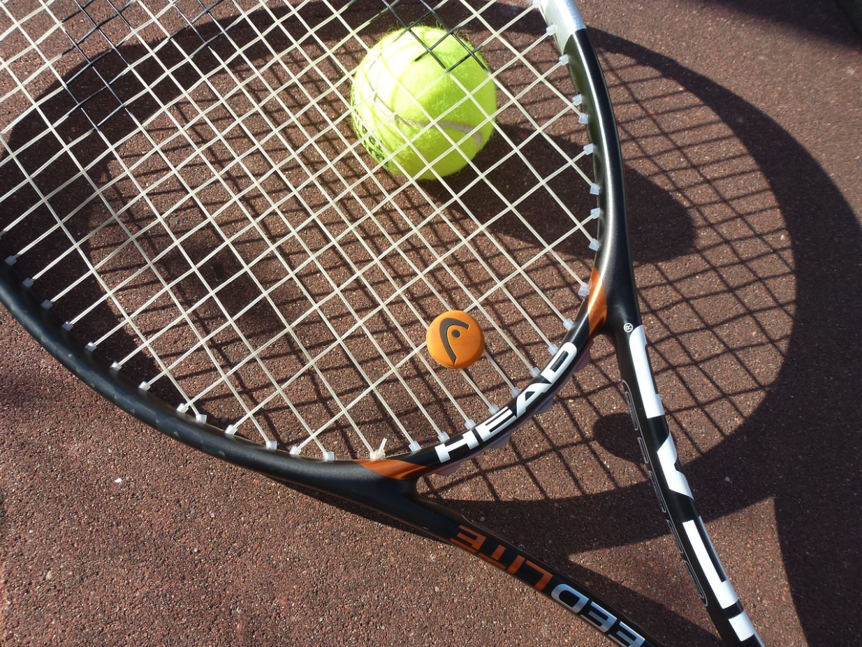테니스 라켓과 공