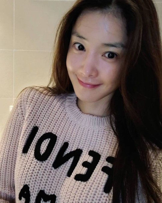 이시영 맞아? 자기관리 끝판왕 다운 민낯 ‘무결점 피부’[SNS컷]