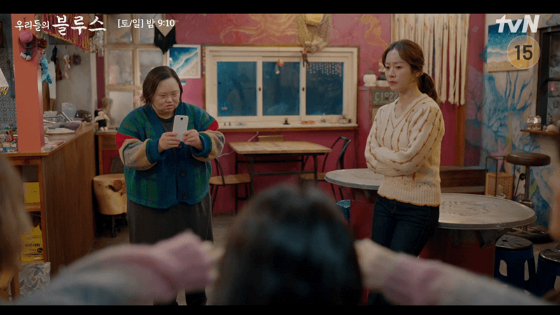 사진을 마구 찍어대는 영희, 그걸 못 마땅해하는 영옥 스틸컷