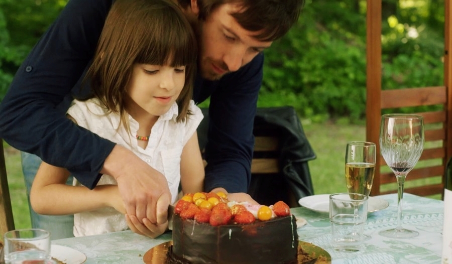 케익을 자르는 아이와 남성의 모습