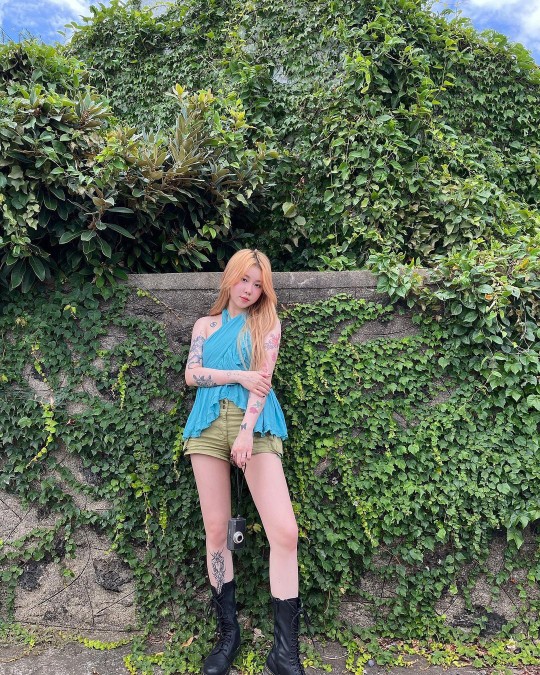  백예린, 다리에도 대왕 타투가 있었네! 드러낸 각선미! [사진]