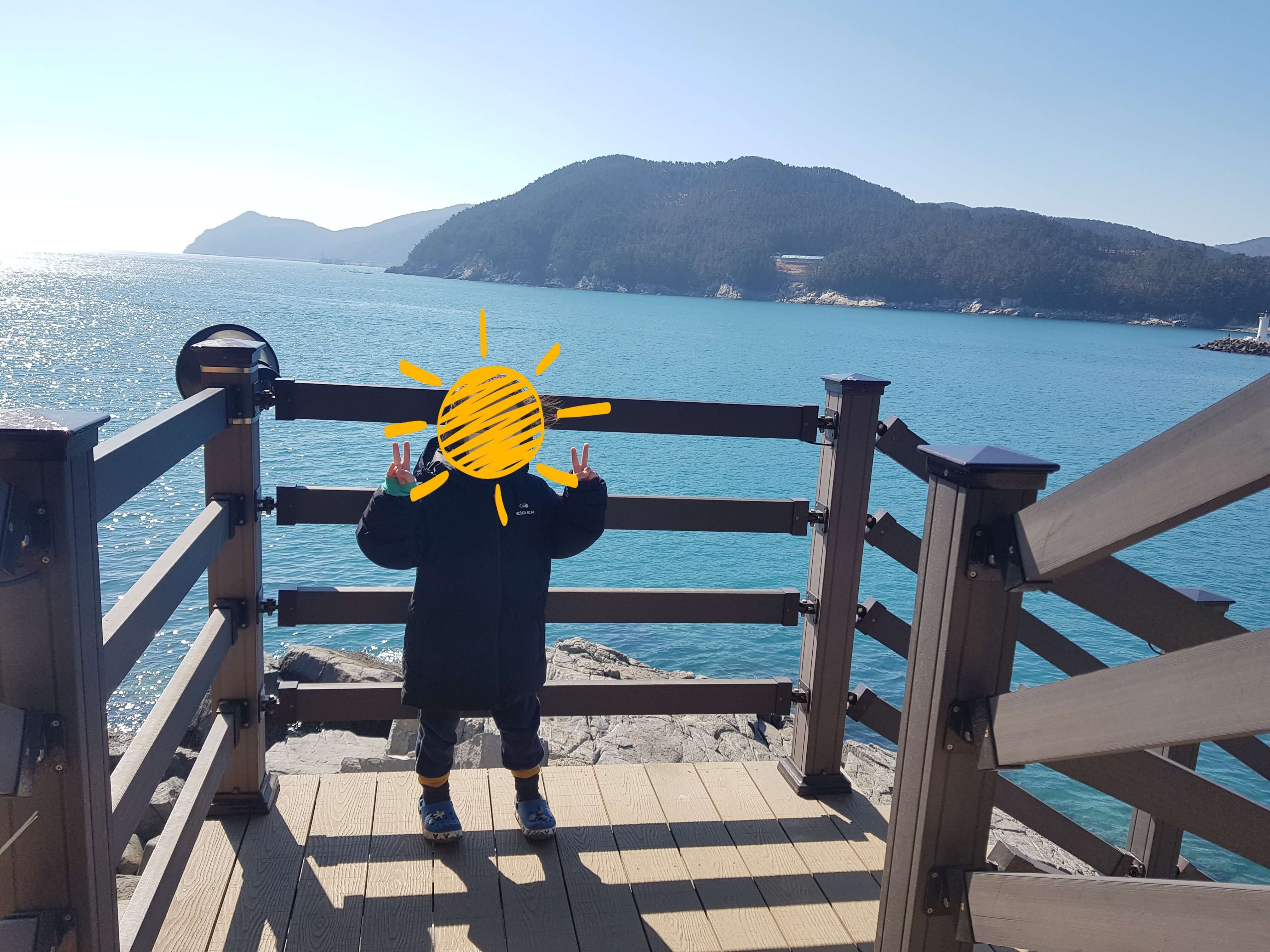 무지개바다윗길(남파랑길) 데크 위에서 첫째 사진
