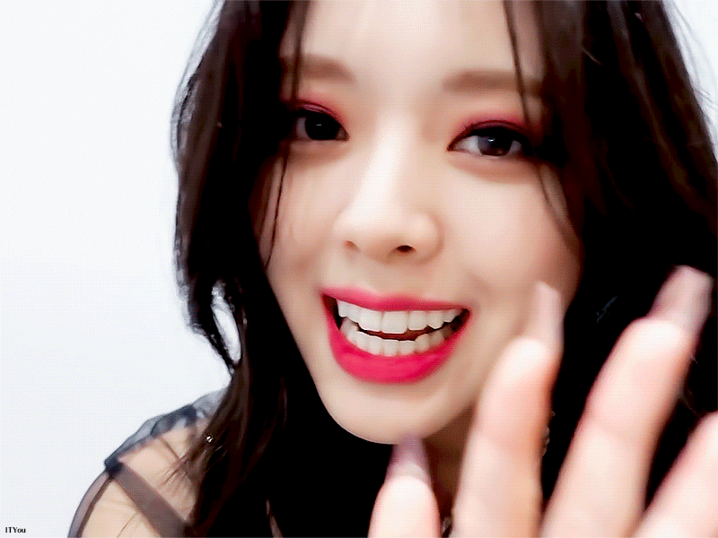  ITZY 유나 미모의 움짤 모음 gif