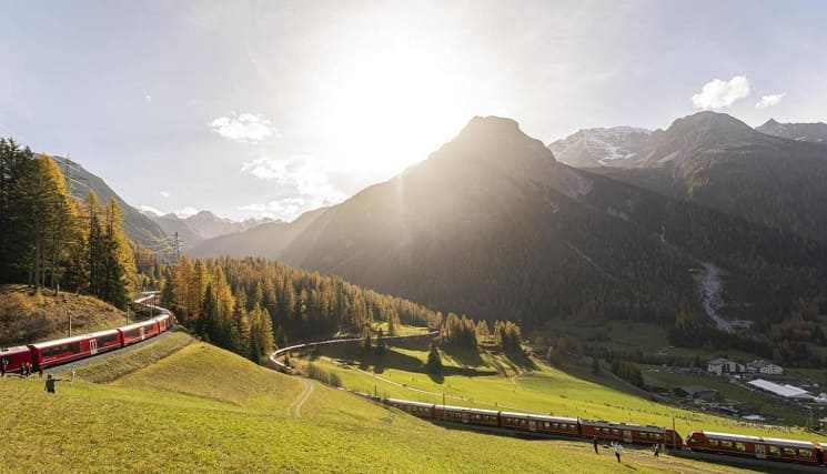 세계에서 가장 긴 여객 열차 기록 경신...무려 2km에 100량 VIDEO: Swiss claim record for world’s longest passenger train with Alpine trip