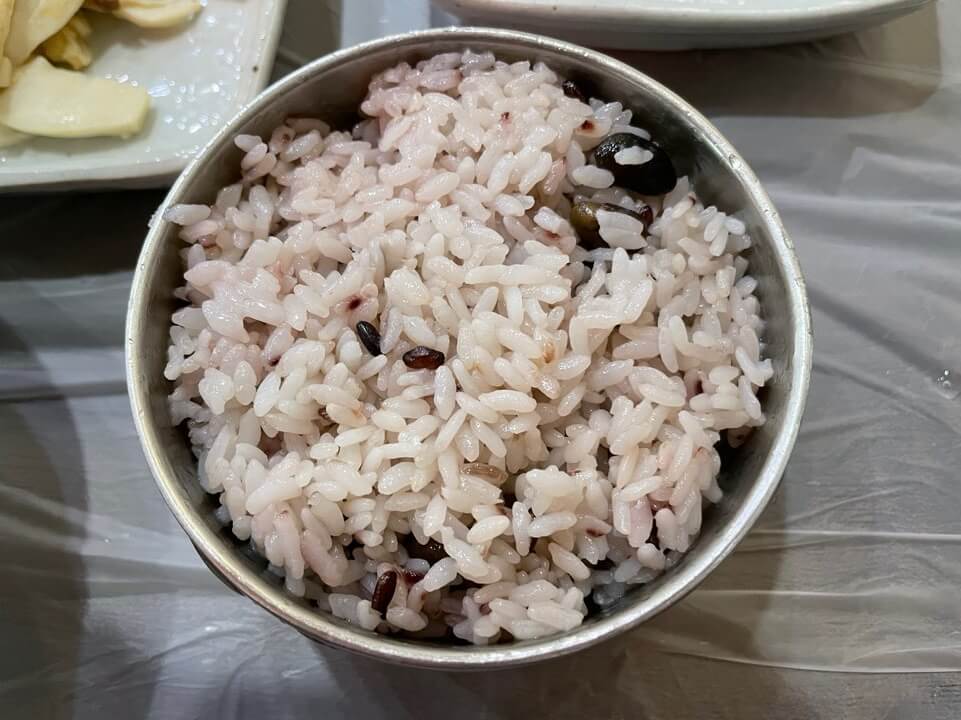 식당-길목-흑미콩밥-모습